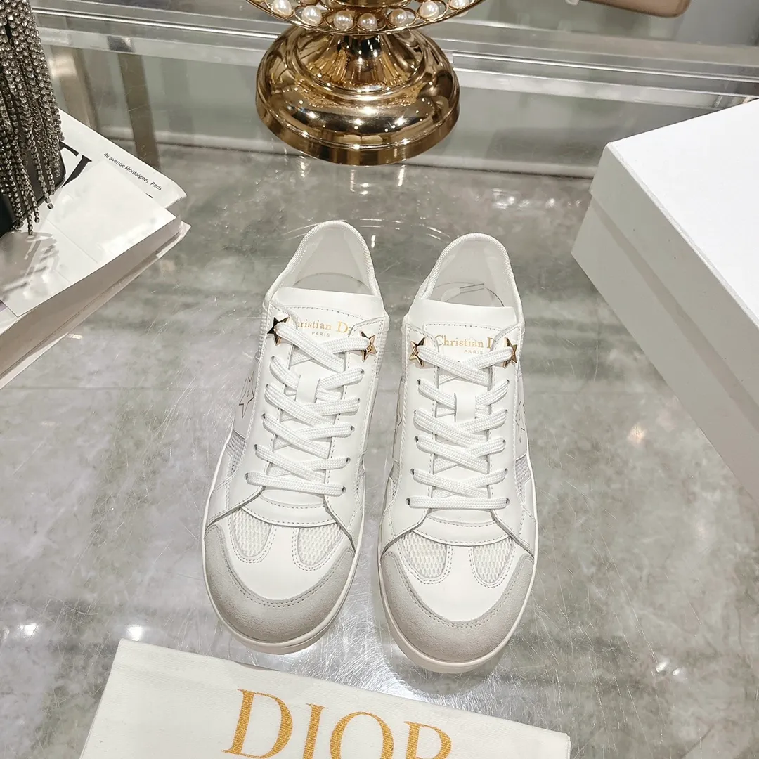 👟👟Ex-factory price 560👟👟Dior2024 new white shoes, Dior Dior Star women's sports shoes, very light summer white shoes. The upper is carefully made of imported suede, decorated with tonal suede panels, metal stars decorate the lace eyelets, and breathable mesh inside. The upper is punched and designed not to stuffy the feet. It is equipped with Christian Dior logo and thin soles. The thick sole is suitable for all seasons! Size: 35-41 (40 and 41 are customized and cannot be returned or exchanged)